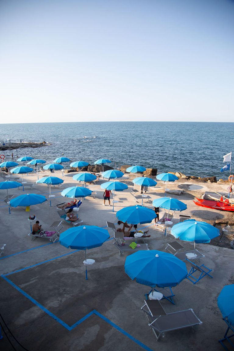 i bagni goldencliff, con ampio spazio tra gli ombrelloni