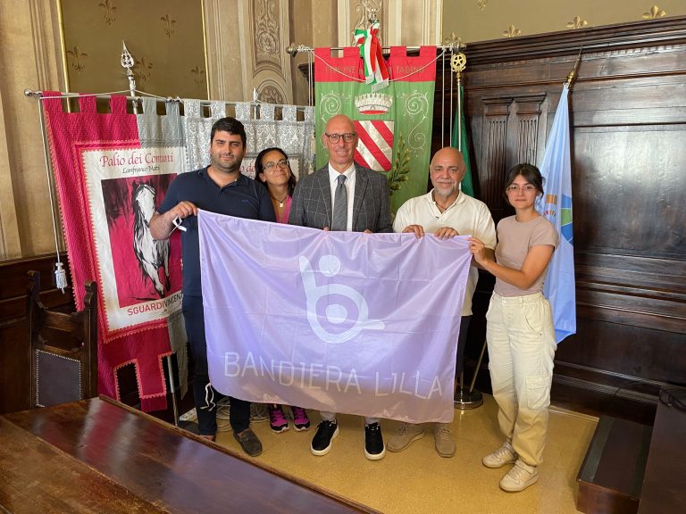 Il sindaco e gli assessori di Gualdo Tadino posano con il presidente di Bandiera Lilla in occasione della consegna del riconoscimento
