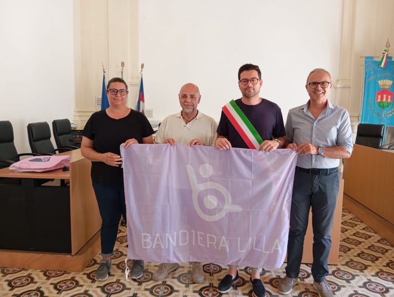 Il presidente di Bandiera Lilla posa con il sindaco e gli assessori di Cupra Marittima