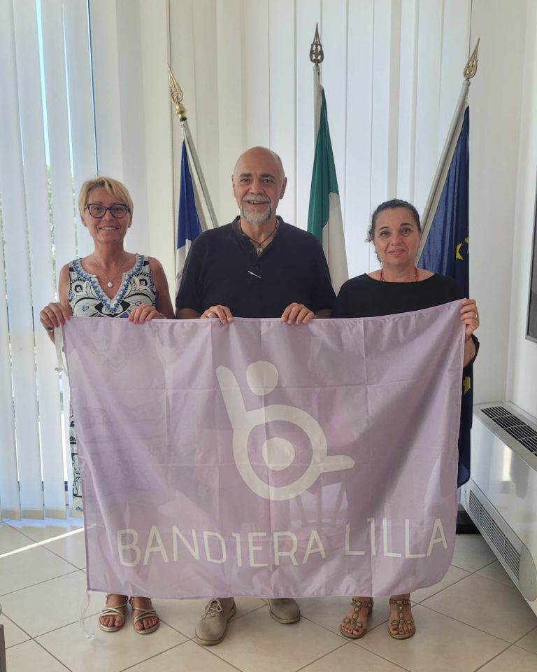 Il presidente di Bandiera Lilla posa con il Sindaco e l'Assessore di Castiglione della Pescaia, durante l'evento di consegna della bandiera