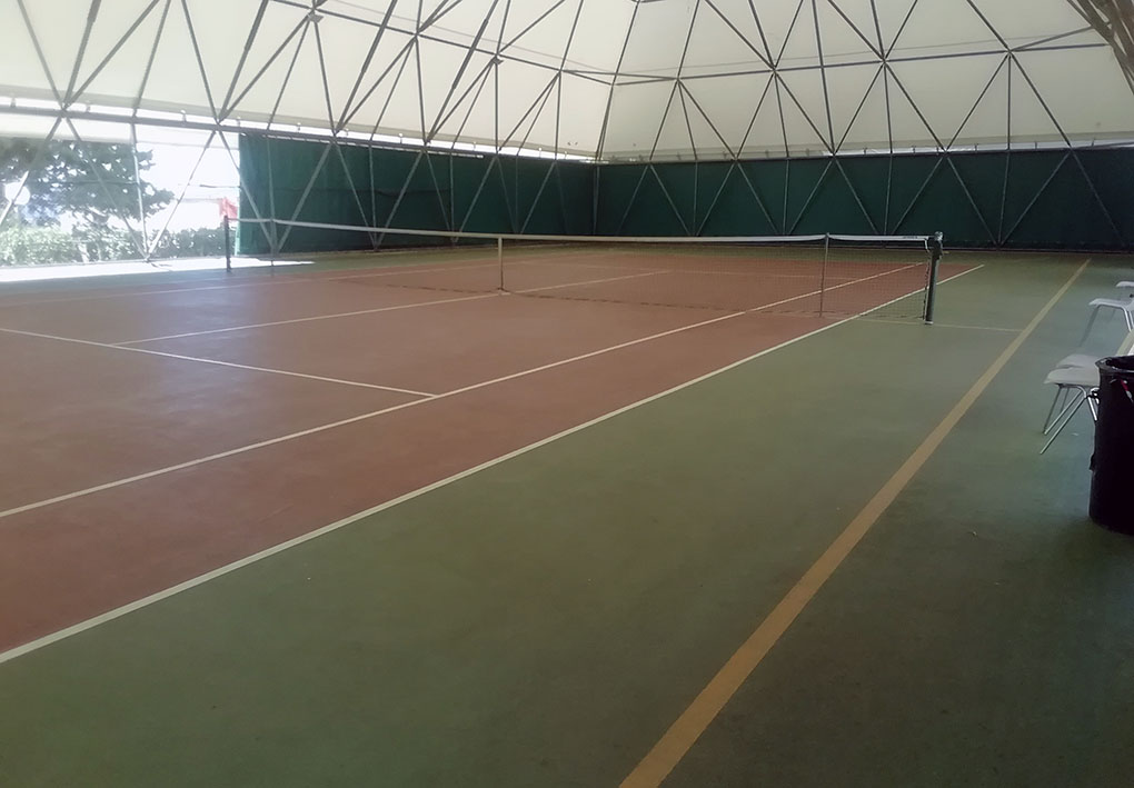 tensostruttura e cupola bianca campo sportivo, spazio pianeggiante e accessibile anche a persone con disabilità.