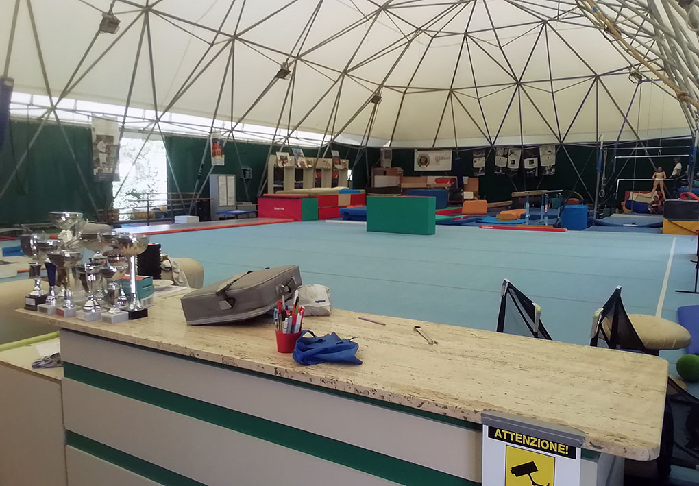 Tensostruttura e cupola bianca con sala esercizi sportiva. accessibile anche a persone con disabilità.