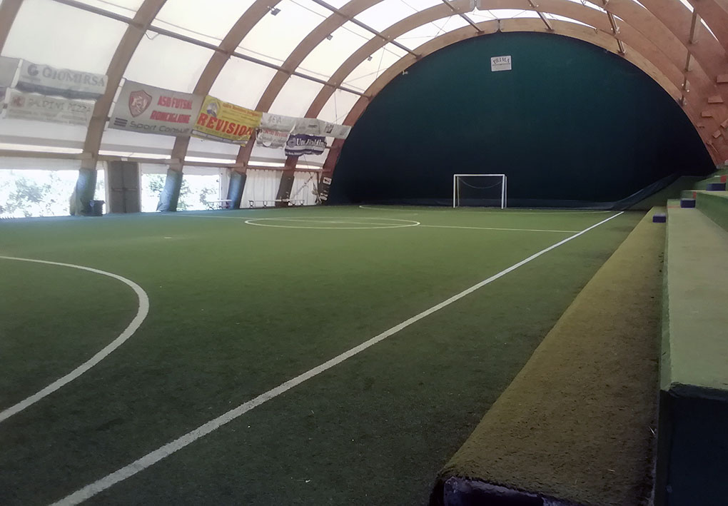 Tensostruttura con all'interno campo da calcetto, spazio pianeggiante e accessibile anche a persone con disabilità.