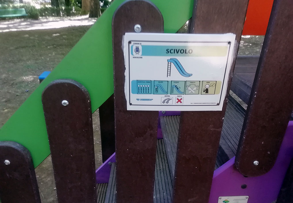 cartello CAA su struttura parco giochi