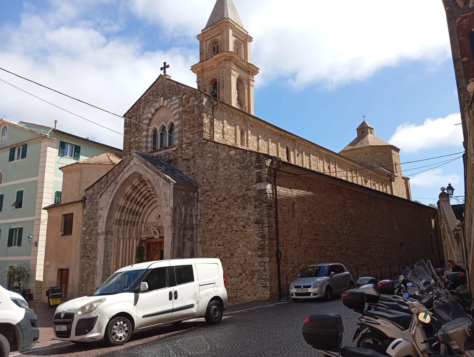 cattedrale in una piazza circondata da edifici e macchine.