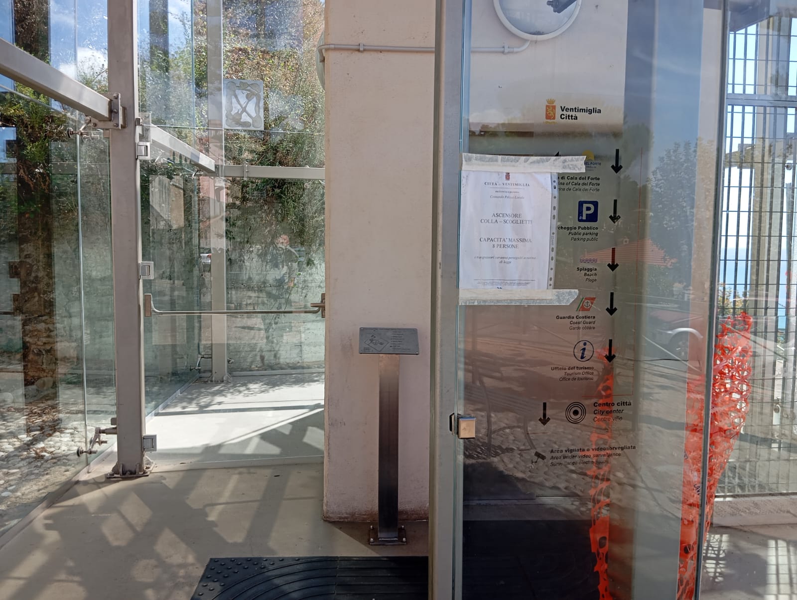 struttura esterna di un ascensore con porte vetrate.