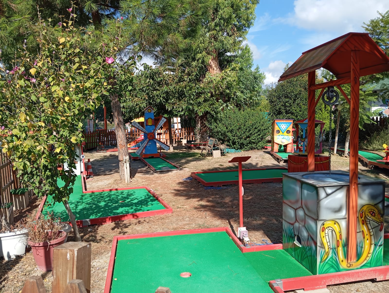 struttutre di un minigolf circondato dal parco urbano.