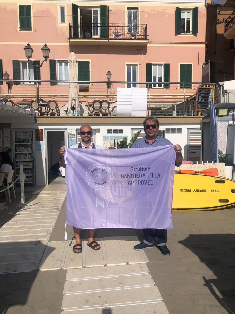 il responsabile del settore aziende di Bandiera Lilla Paolo Rogna posa con il gestore dei Bagni Bernardino durante la consegna del riconoscimento