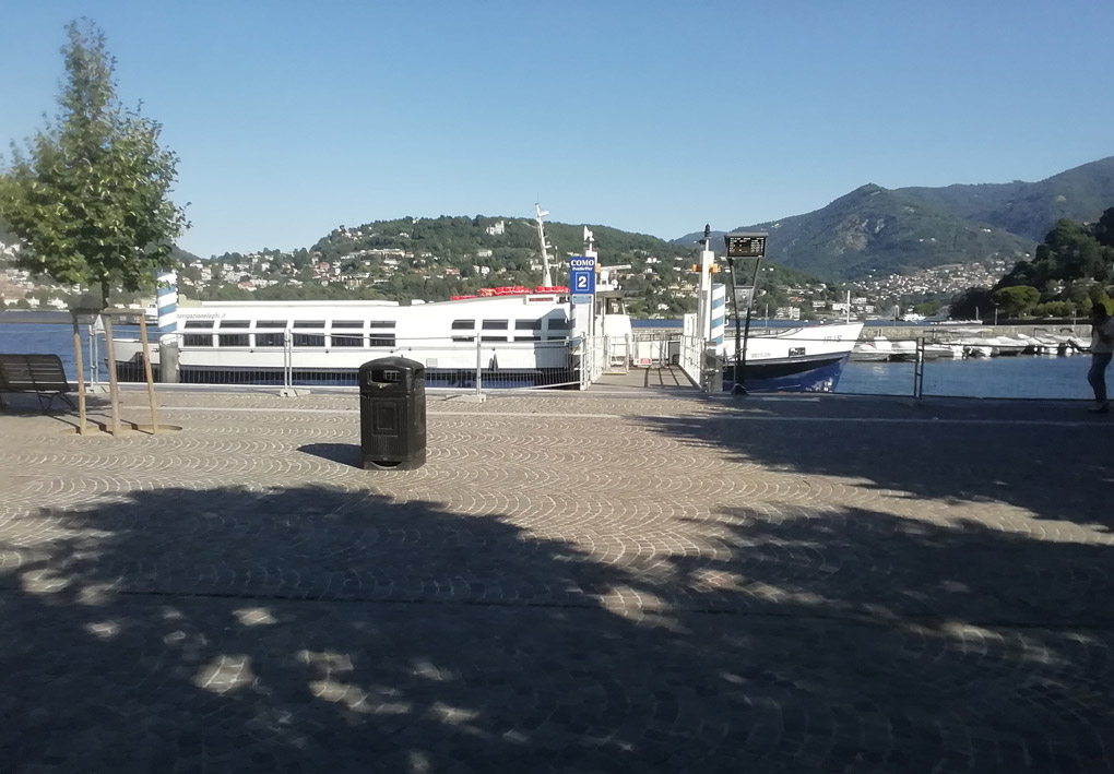 nella terrazza che si affaccia sul lago, una ampia rampa permette l'accesso a un traghetto ormeggiato