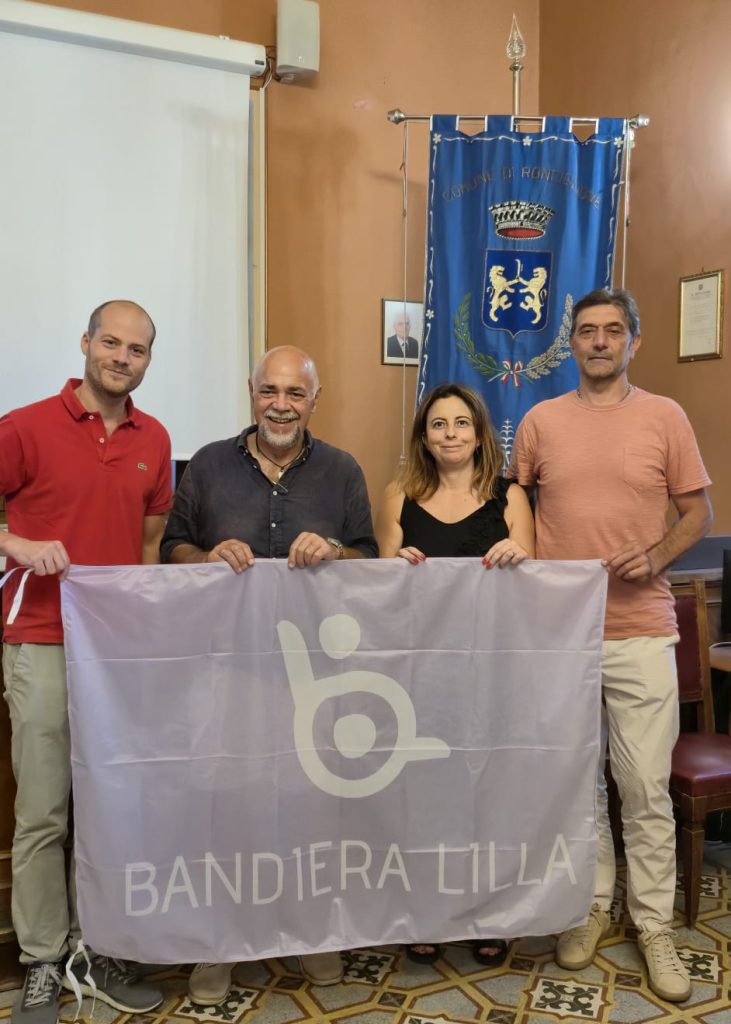 il presidente di Bandiera Lilla posa con il sindaco e gli assessori di Ronciglione durante la consegna del riconoscimento