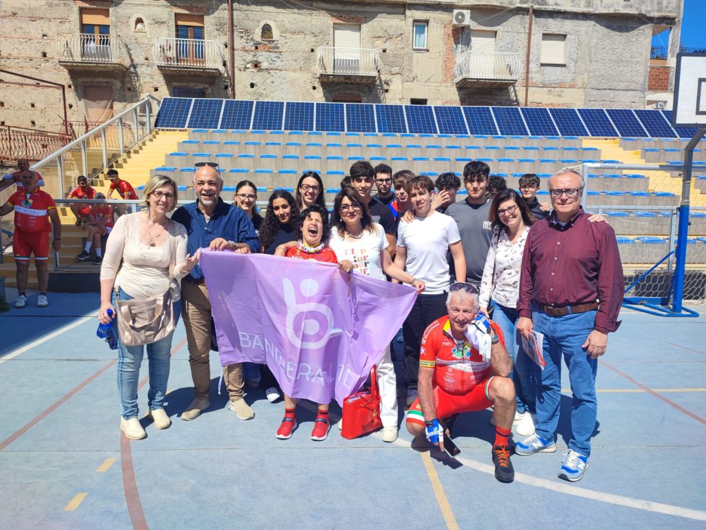 Gli Ambasciatori Lilla Gianni e Marzia posano a con il presidente di Bandiera Lilla e i partecipanti al giro dei due mari con marzia