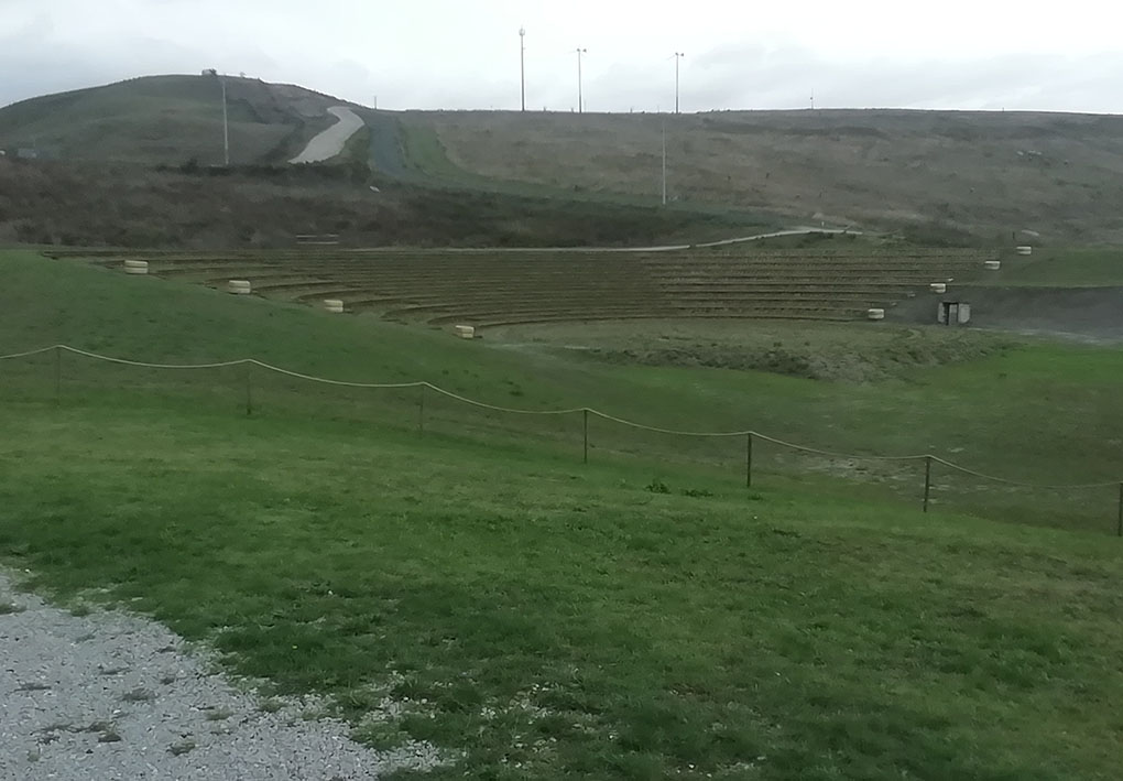 un anfiteatro all'aperto ricavato nell'area verde con gradoni