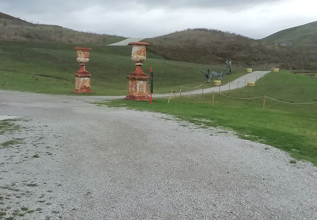 un sentiero in stabilizzato tra i prati in un'area verde tra le colline