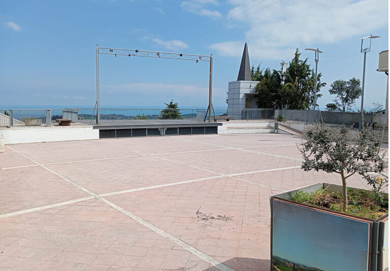 Terrazza panoramica con vista sul mare e palco all’aperto