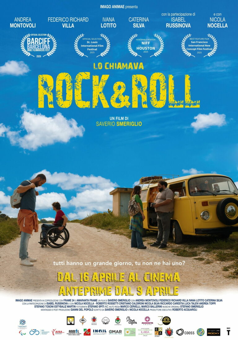 Locandina del film "Lo Chiamava Rock&Roll". Un ragazzo in piedi accanto a uno in carrozzina sul lato sinistro, a destra due persone appoggiate a un vecchio pullmino anni'70, su una strada sterrata