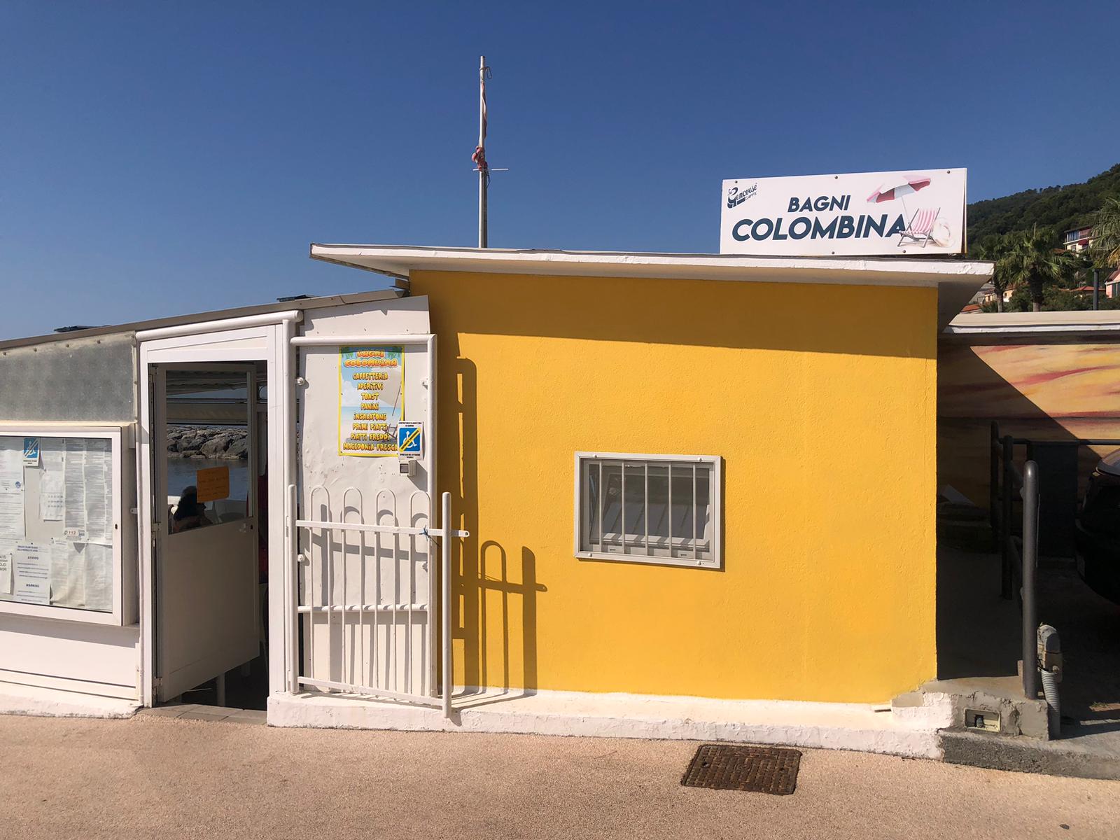 Ingresso dei Bagni Colombina con cancello e insegna, accesso su area pianeggiante facilmente raggiungibile