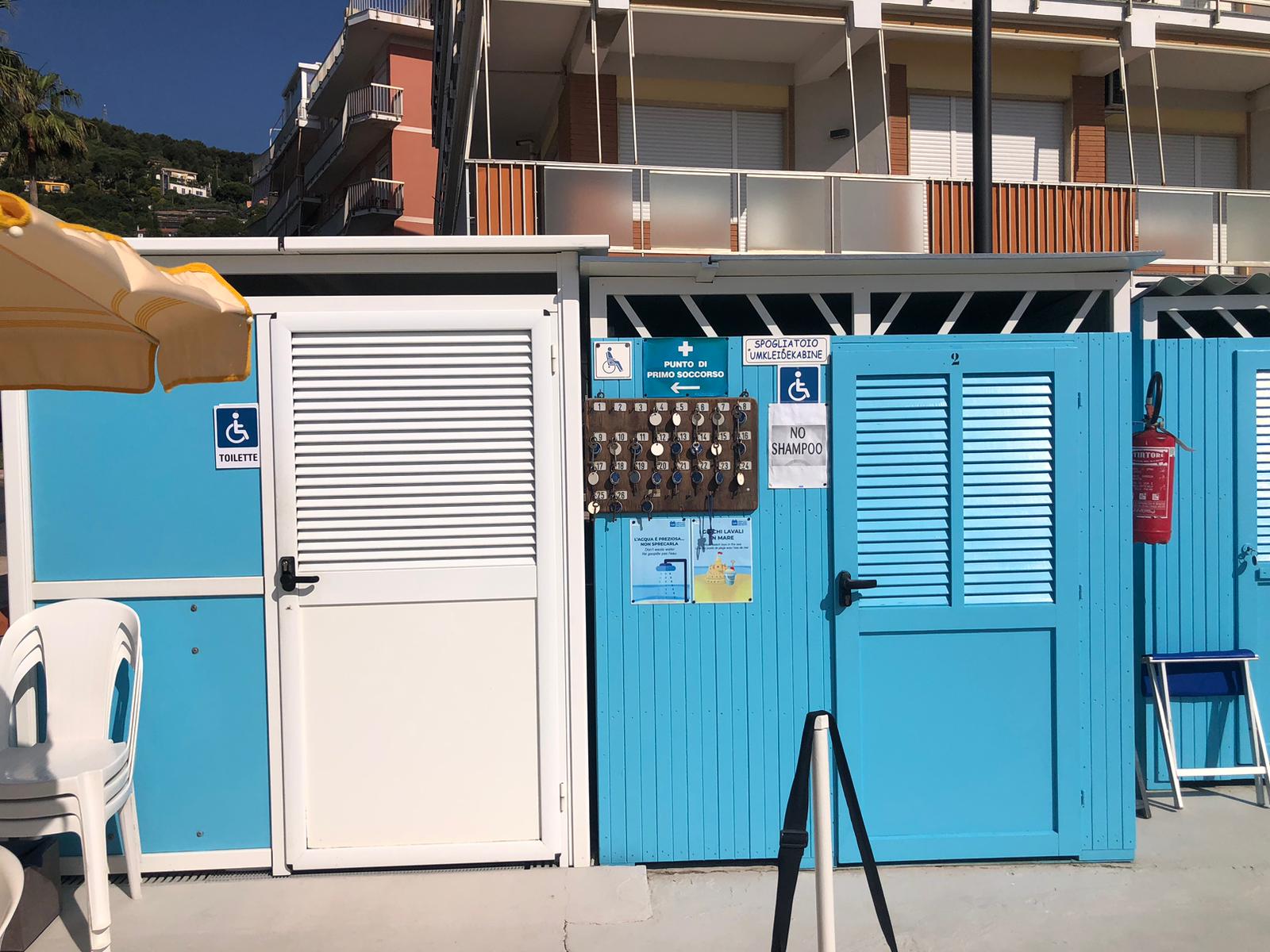 Area servizi con toilette accessibile, spogliatoio e punto di primo soccorso, tutti su superficie piana e senza gradini.