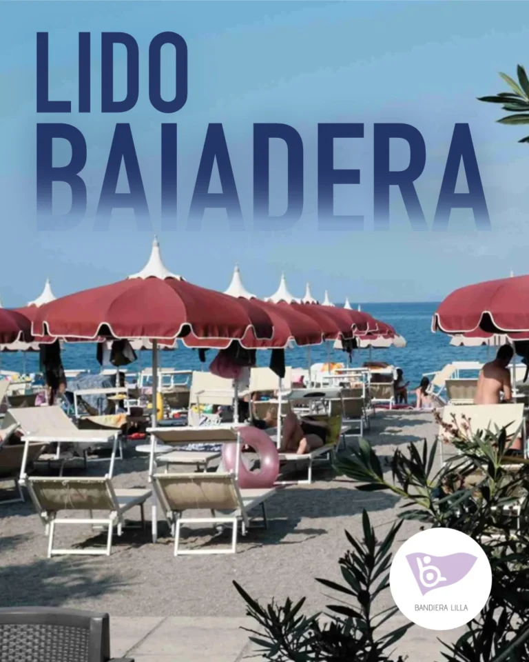 Manifesto promozionale con la scritta blu "LIDO BAIADERA" in alto. Sotto la scritta, la foto mostra una spiaggia attrezzata con file di ombrelloni rosso scuro con punte bianche e lettini prendisole bianchi su cui si rilassano alcune persone, con il mare azzurro sullo sfondo. In basso a destra è visibile il logo circolare bianco di "Bandiera Lilla", che raffigura una bandiera stilizzata viola con il simbolo della disabilità motoria.