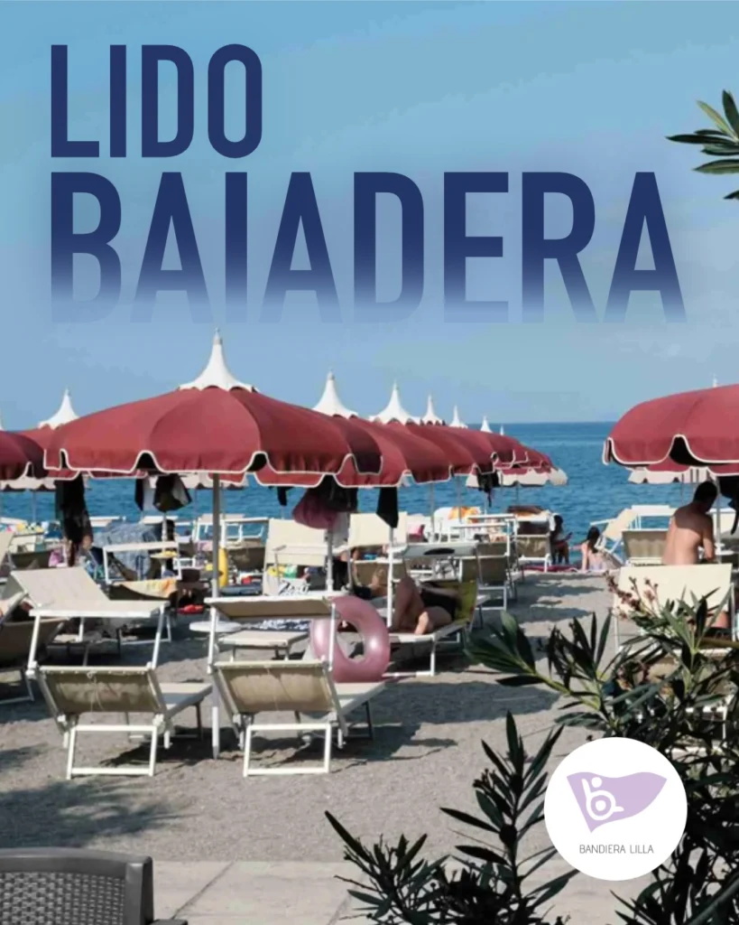Manifesto promozionale con la scritta blu "LIDO BAIADERA" in alto. Sotto la scritta, la foto mostra una spiaggia attrezzata con file di ombrelloni rosso scuro con punte bianche e lettini prendisole bianchi su cui si rilassano alcune persone, con il mare azzurro sullo sfondo. In basso a destra è visibile il logo circolare bianco di "Bandiera Lilla", che raffigura una bandiera stilizzata viola con il simbolo della disabilità motoria.