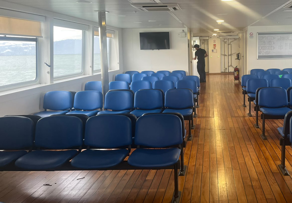 sala interna chiusa, con file di sedie di plastica vicino agli ampi finestrini. A lato un ampio corridoio permette il passaggio. Il pavimento è in legno lucidato, dando all'ambiente una sensazione di calore.