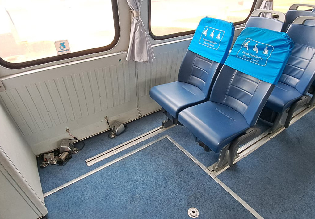 sedili riservati a passeggeri a ridotta mobilità accanto ai posti con blocco per carrozzine, vicino a grandi finestroni