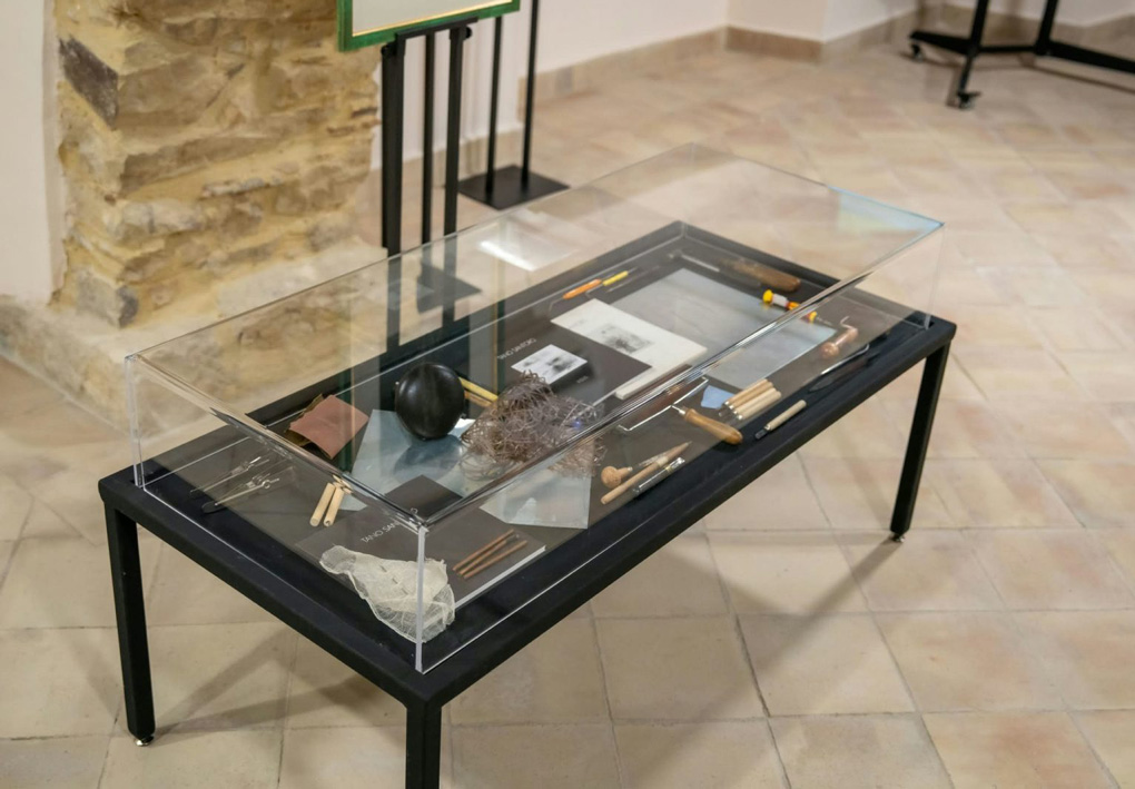 una teca bassa con ampio spazio intorno contiene utensili e attrezzature