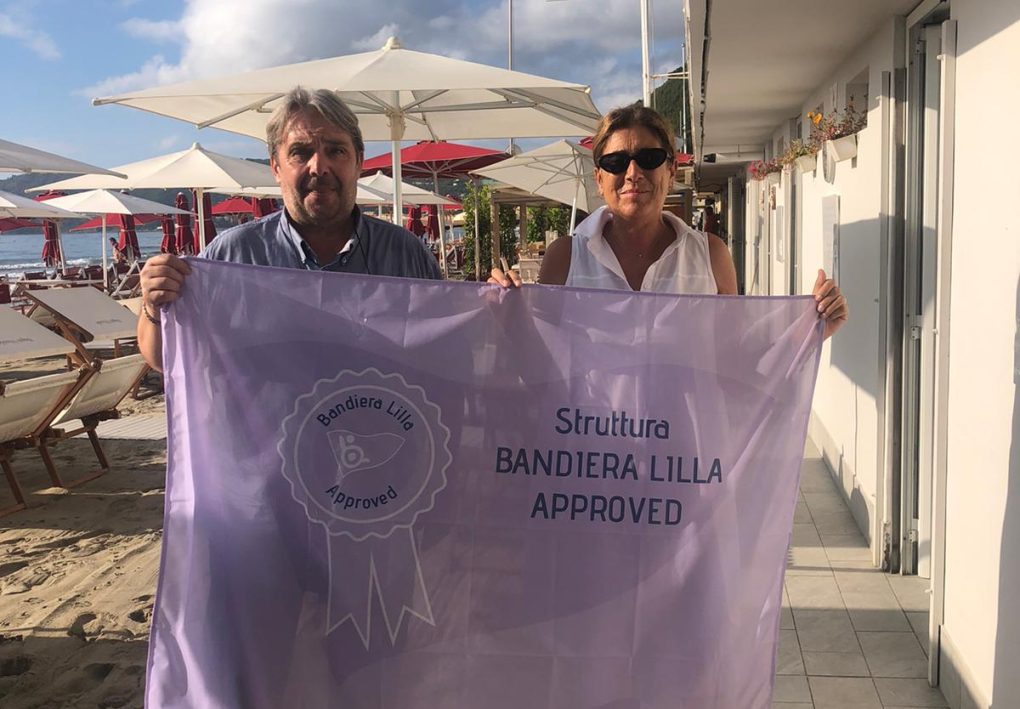 il responsabile del settore aziende di Bandiera Lilla Paolo Rogna posa con il gestore dei Bagni Nicade durante la consegna del riconoscimento