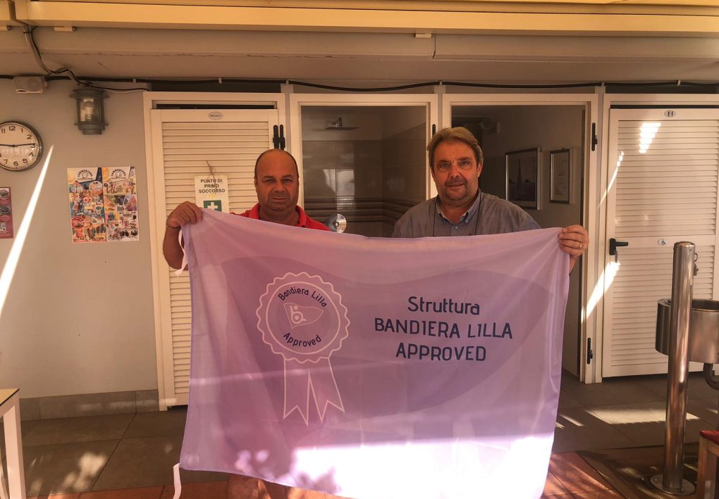 il responsabile del settore aziende di Bandiera Lilla Paolo Rogna posa con il gestore dei Bagni Walburga durante la consegna del riconoscimento