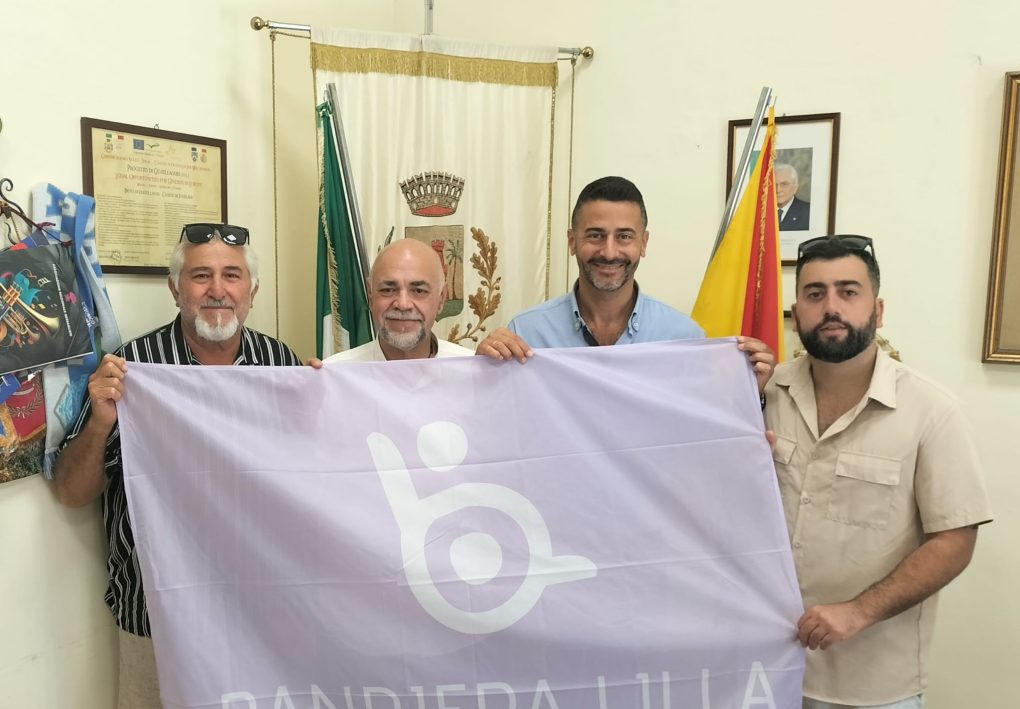 il presidente di Bandiera Lilla posa con il sindaco e gli assessori di Furci siculo durante la consegna del riconoscimento