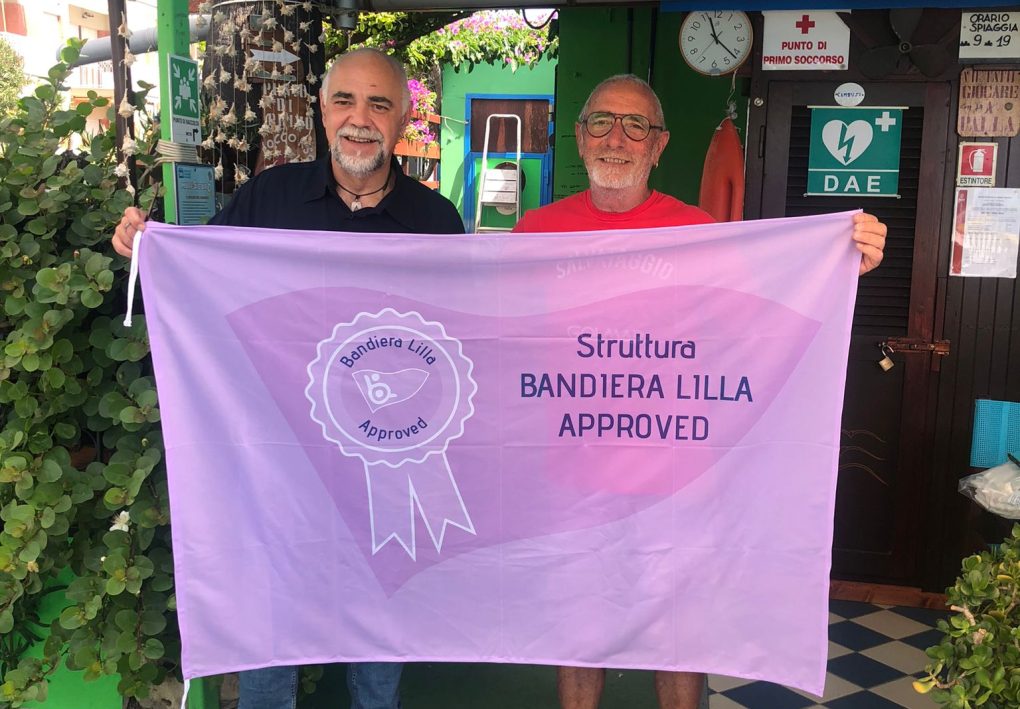 Il presidente di Bandiera Lilla consegna il riconoscimento Bandiera Lilla Approved al gestore dei Bagni Moresco