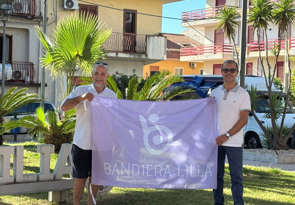 il presidente di Bandiera Lilla posa con il Sindaco di Nizza di Sicilia in una piazza alberata