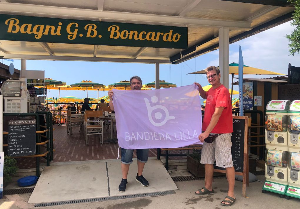 Il responsabile del settore aziende di Bandiera Lilla, Paolo Rogna, consegna il riconoscimento Bandiera Lilla Approved al gestore dei Bagni G.B. Boncardo