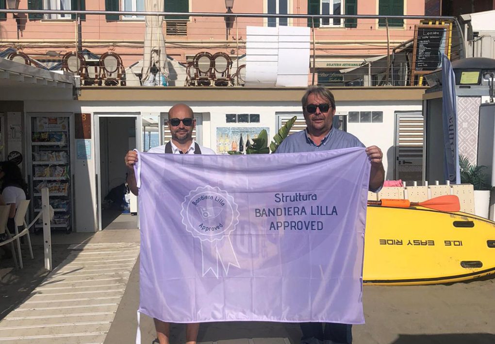 il responsabile del settore aziende di Bandiera Lilla Paolo Rogna posa con il gestore dei Bagni Bernardino durante la consegna del riconoscimento